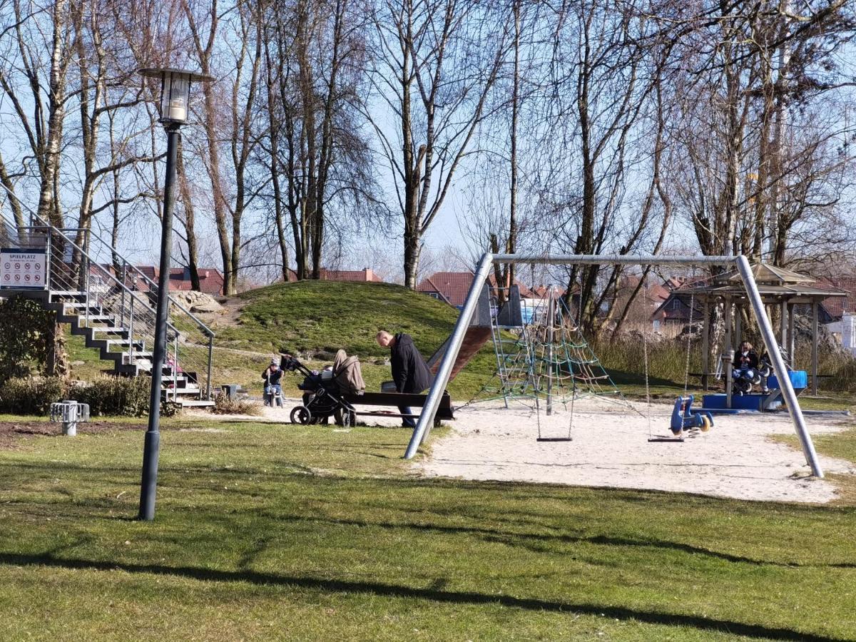 Schaake Hooksiel - Charmante Reetdachwohnung & Kostenfreier Parkplatz Bagian luar foto
