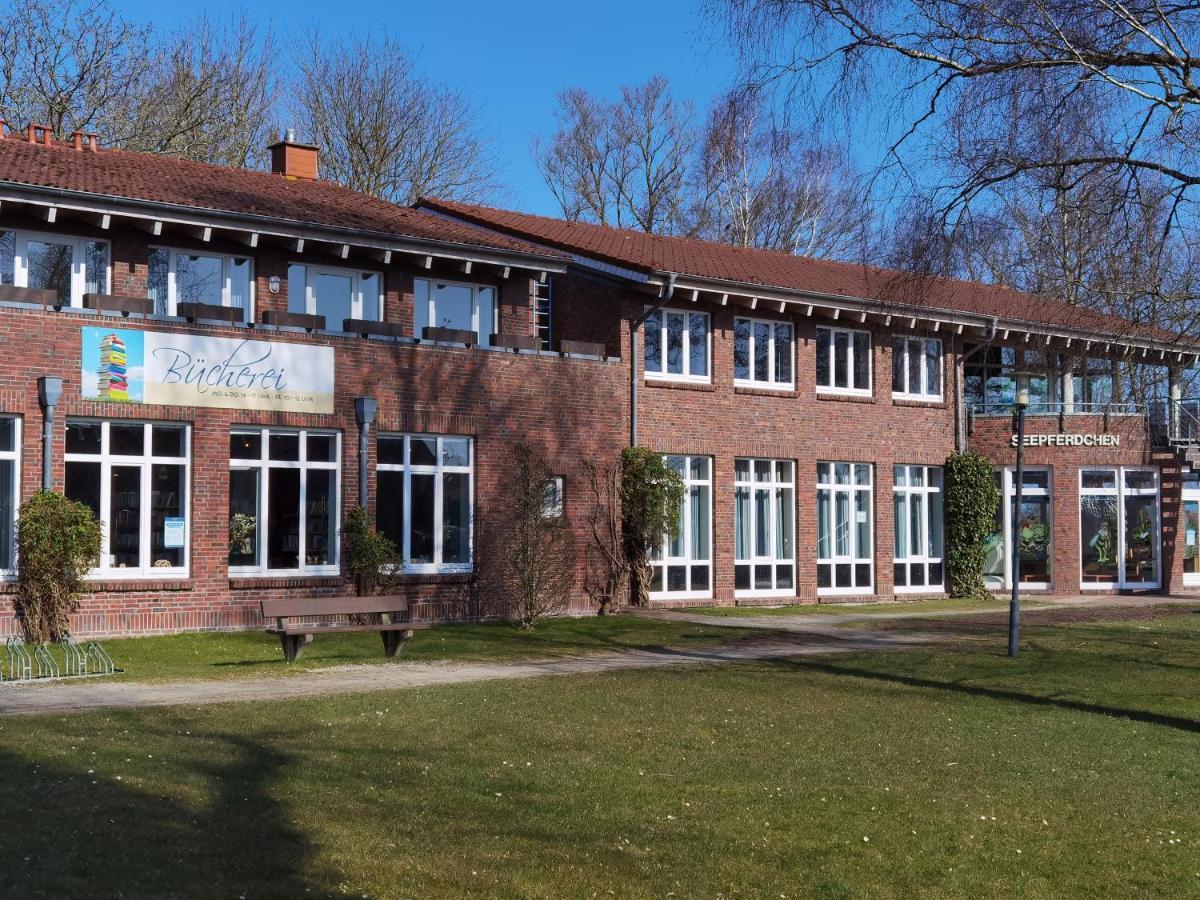 Schaake Hooksiel - Charmante Reetdachwohnung & Kostenfreier Parkplatz Bagian luar foto
