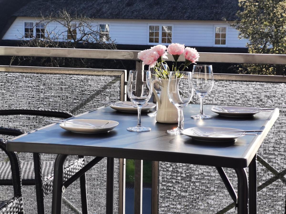 Schaake Hooksiel - Charmante Reetdachwohnung & Kostenfreier Parkplatz Bagian luar foto